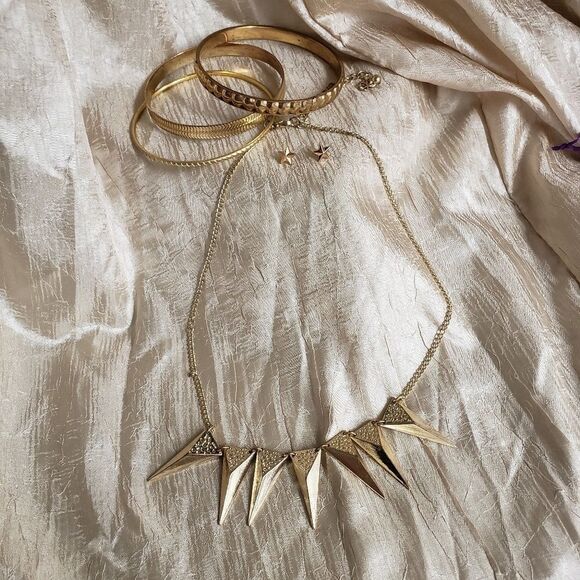 Matching necklace, earring, bracelet set - Picture 8 of 8